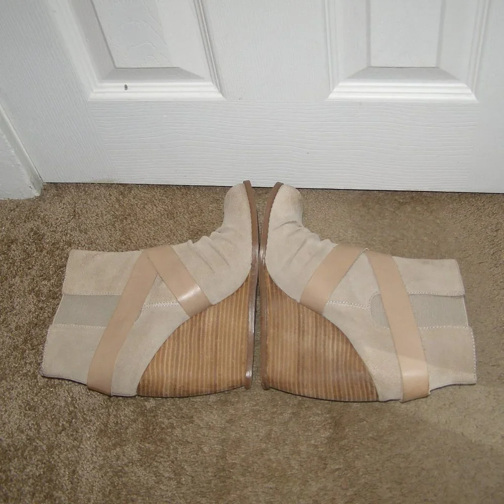 size 9 Seychelles Slip on Beige Wedge Booties